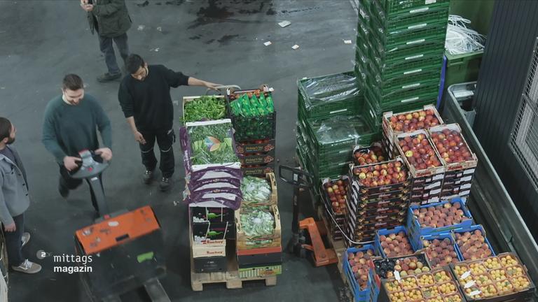 Obst und Gemüsekisten in einer Markthalle