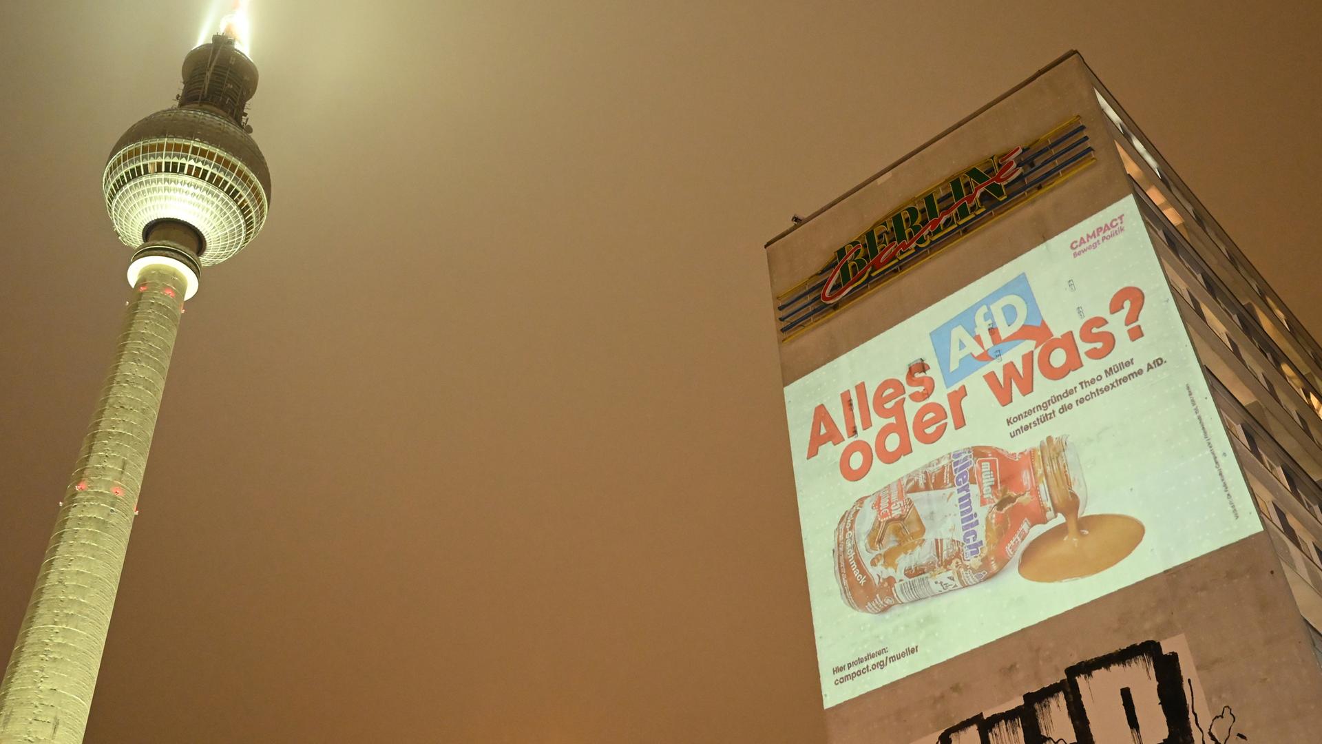 Berlin: Eine Projektion mit dem Slogan Alles AfD, oder was leuchtet an einer Hauswand am Alexanderplatz neben dem Fernsehturm.