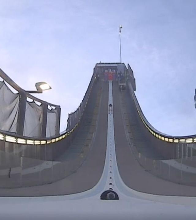 Die Skisprung-Großschanze in Lahti aus der Untersicht