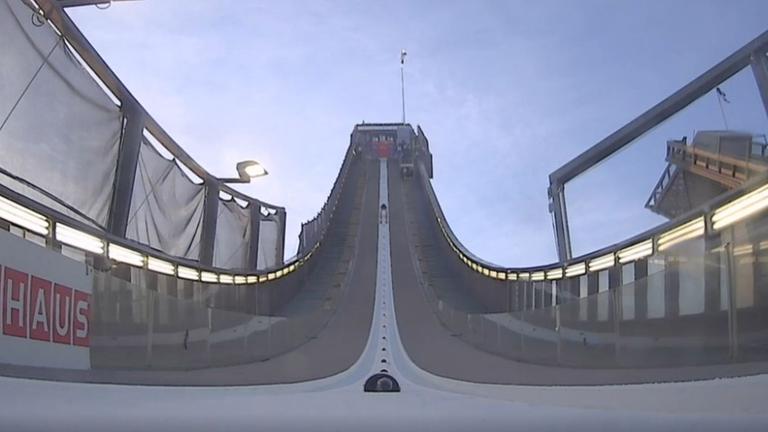 Die Skisprung-Großschanze in Lahti aus der Untersicht