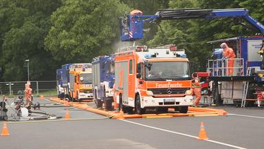 Einsatzfahrzeuge bei einer Übung zum Katastrophenschutz