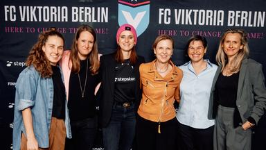 Berlin: Die Gründerinnen des Frauenteams des FC Viktoria Berlin: Lisa Währer (l-r), Katharina Kurz, Verena Pausder, Tanja Wielgoß, Ariane Hingst und Felicia Mutterer