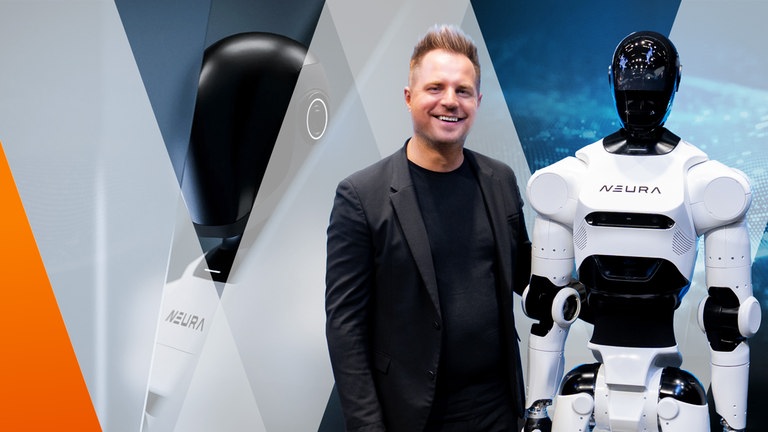 David Reger mit einem der ersten serienreifen kognitiven Roboter