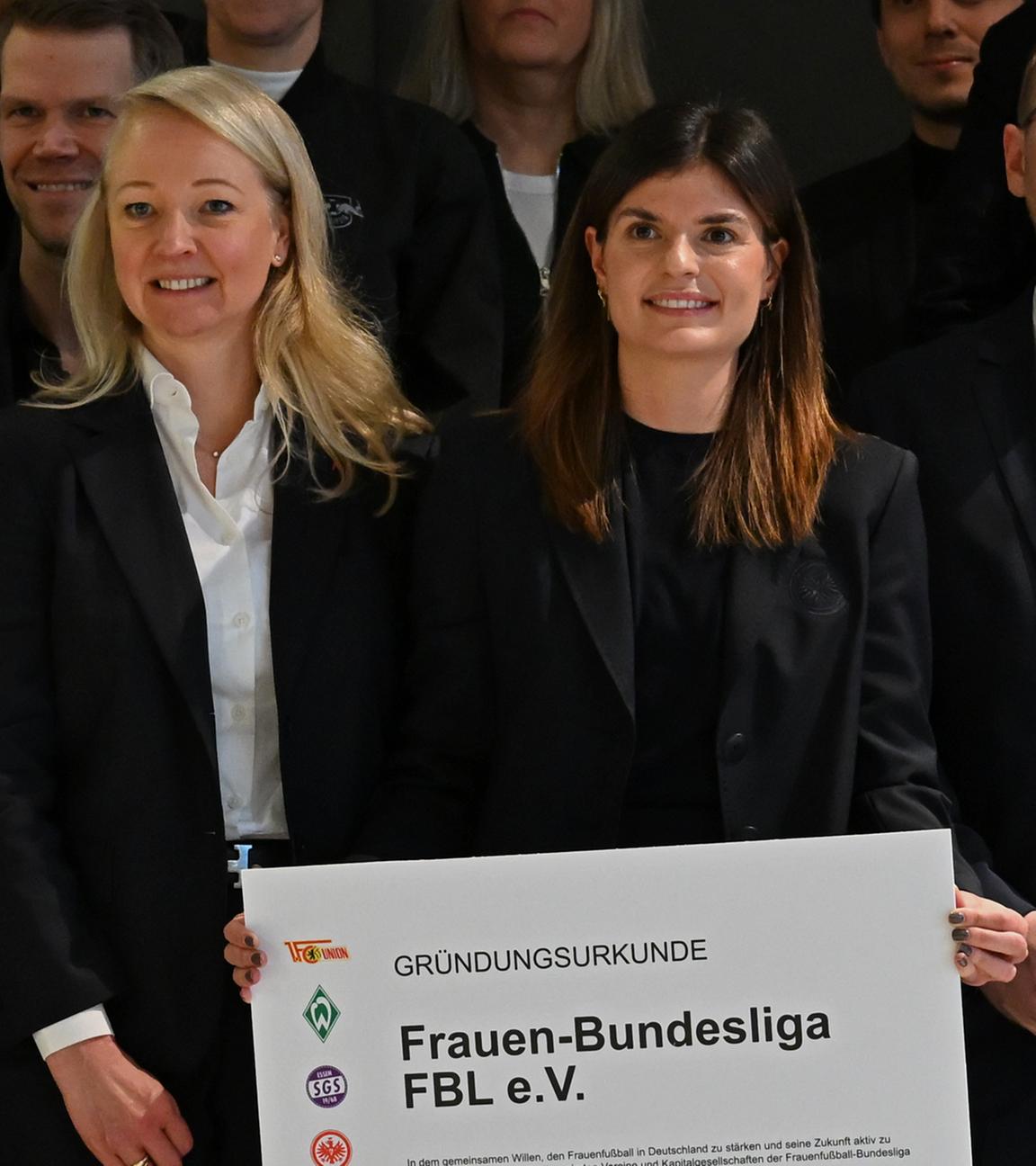 Die erste FBL-Präsidentin Katharina Kiel (Mitte mit Gründungsurkunde) steht neben den Vize Veronica Saß (l) und Florian Zeutschler sowie DFB-Präsident Bernd Neuendorf (rechts). 