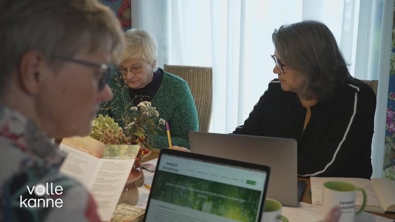Drei Gründerinnen am Tisch mit Laptops