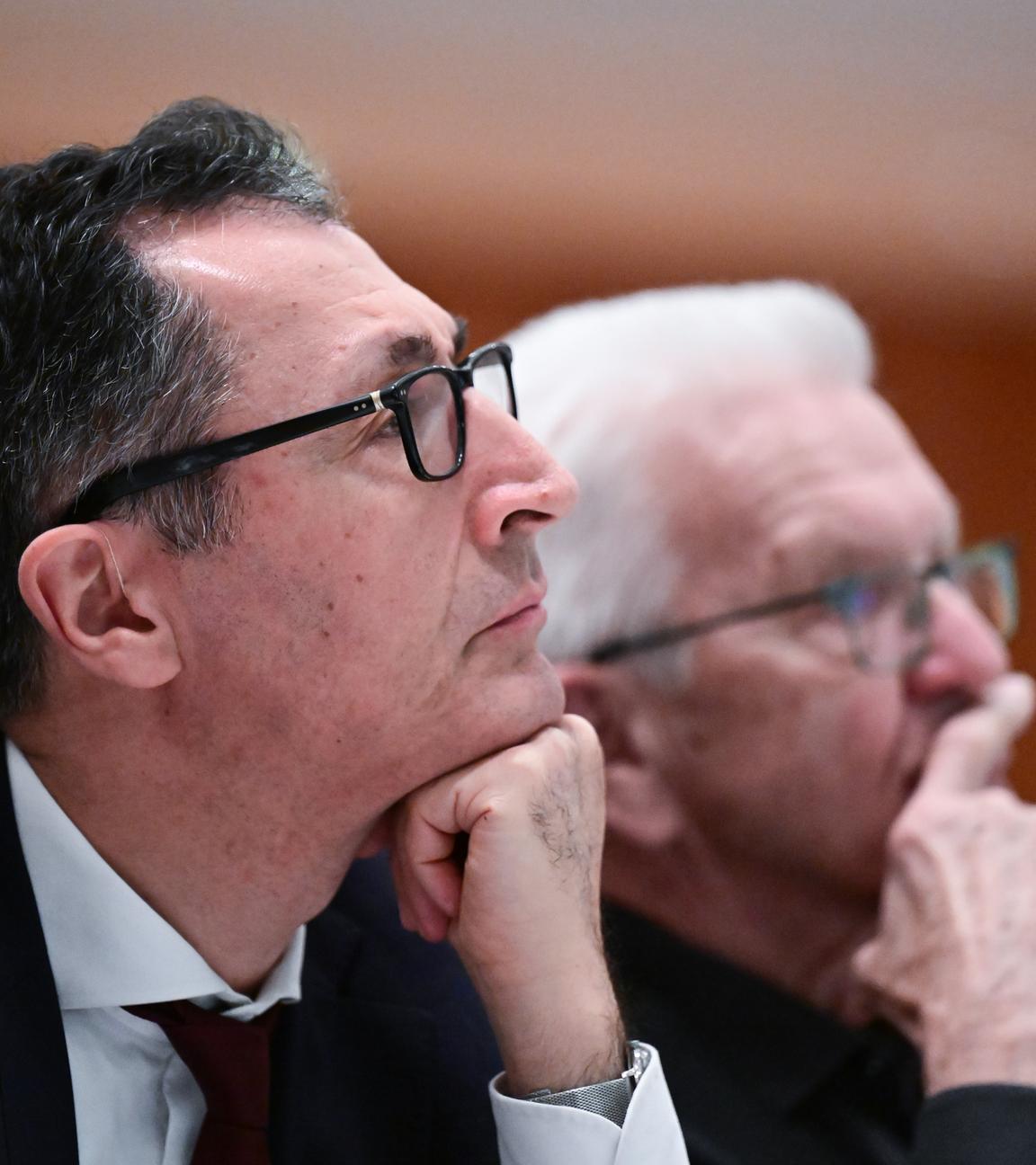 Cem Özdemir, Spitzenkandidat für die Landtagswahl in Baden-Württemberg 2026, und Winfried Kretschmann, Ministerpräsident von Baden-Württemberg auf dem Landesparteitag in der ersten Reihe.