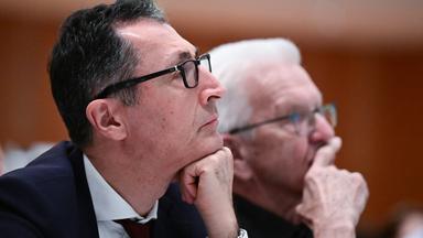 Cem Özdemir, Spitzenkandidat für die Landtagswahl in Baden-Württemberg 2026, und Winfried Kretschmann, Ministerpräsident von Baden-Württemberg auf dem Landesparteitag in der ersten Reihe.