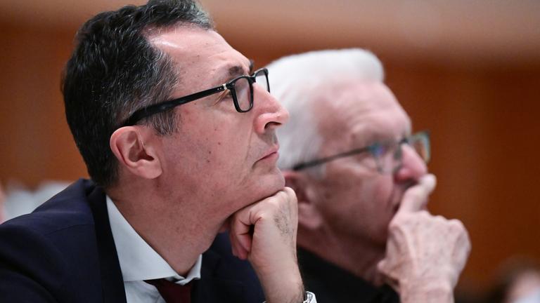 Cem Özdemir, Spitzenkandidat für die Landtagswahl in Baden-Württemberg 2026, und Winfried Kretschmann, Ministerpräsident von Baden-Württemberg auf dem Landesparteitag in der ersten Reihe.