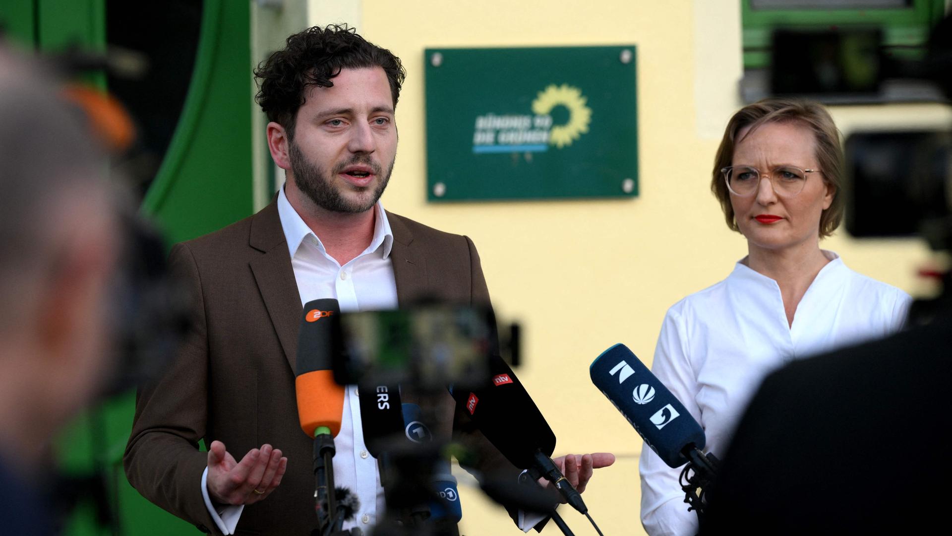 Felix Banaszak, Bundesvorsitzender von Bündnis 90/Die Grünen, und Franziska Brantner, Bundesvorsitzende von Bündnis 90/Die Grünen, geben eine Pressekonferenz als Reaktion auf die Sondierungsgespräche zwischen Union und der SPD.