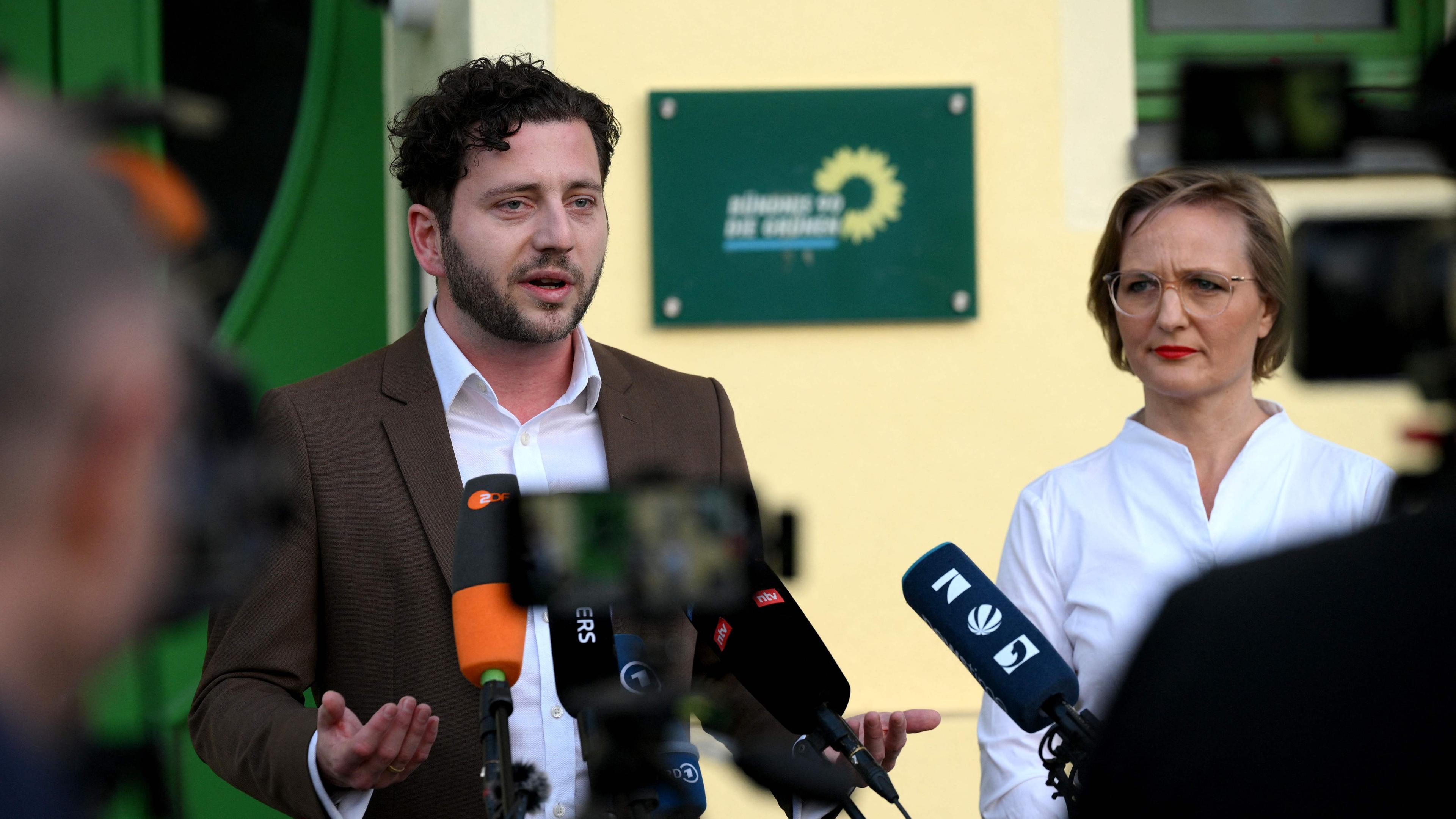 Felix Banaszak, Bundesvorsitzender von Bündnis 90/Die Grünen, und Franziska Brantner, Bundesvorsitzende von Bündnis 90/Die Grünen, geben eine Pressekonferenz als Reaktion auf die Sondierungsgespräche zwischen Union und der SPD.