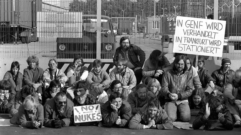 Grüne blockieren 1983 US-Militärgelände in Frankfurt/Main