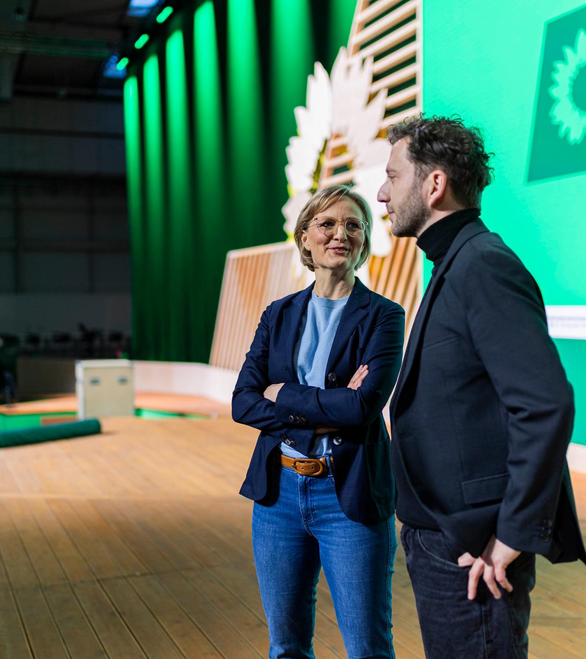 Franziska Brantner (l-r) und Felix Banaszak, Bundesvorsitzende von Bündnis 90/Die Grünen, stehen auf einer Bühne während den Vorbereitungen zur Bundesdelegiertenkonferenz von Bündnis 90/Die Grünen.
