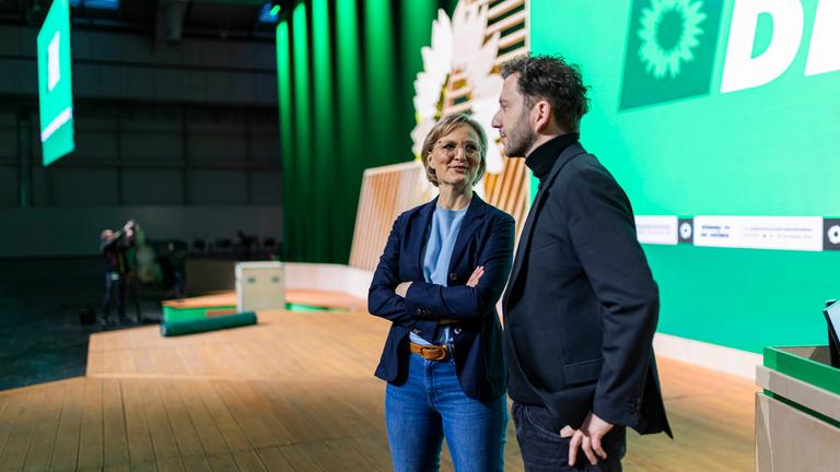 Franziska Brantner (l-r) und Felix Banaszak, Bundesvorsitzende von Bündnis 90/Die Grünen, stehen auf einer Bühne während den Vorbereitungen zur Bundesdelegiertenkonferenz von Bündnis 90/Die Grünen.