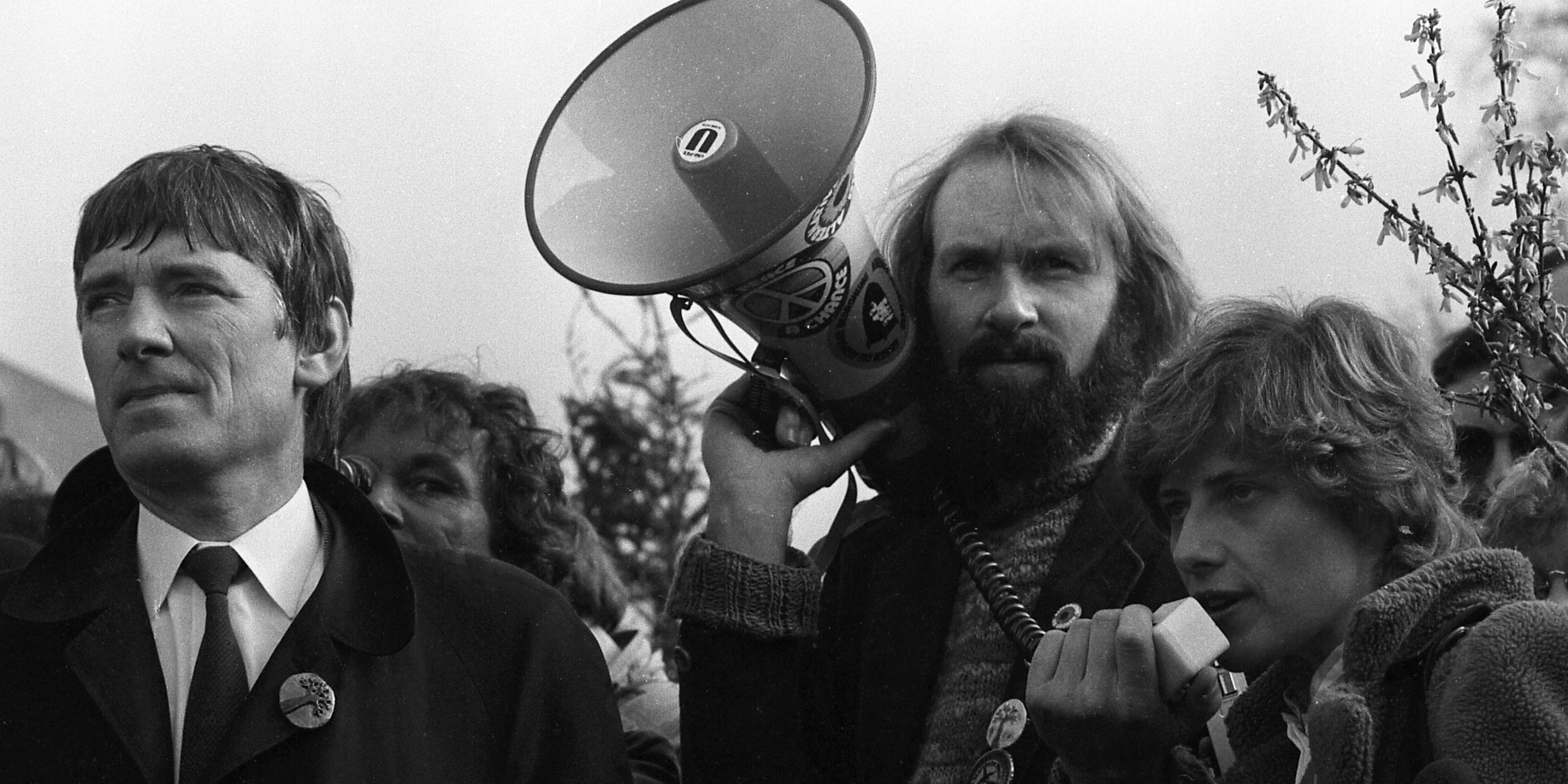 Grünen-Politiker Otto Schily, Lukas Beckmann und Petra Kelly 1983 beim Einzug in den Bundestag