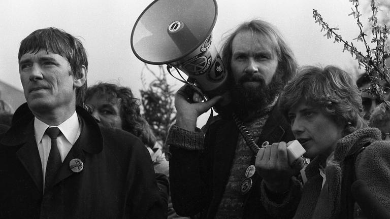 Grünen-Politiker Otto Schily, Lukas Beckmann und Petra Kelly 1983 beim Einzug in den Bundestag