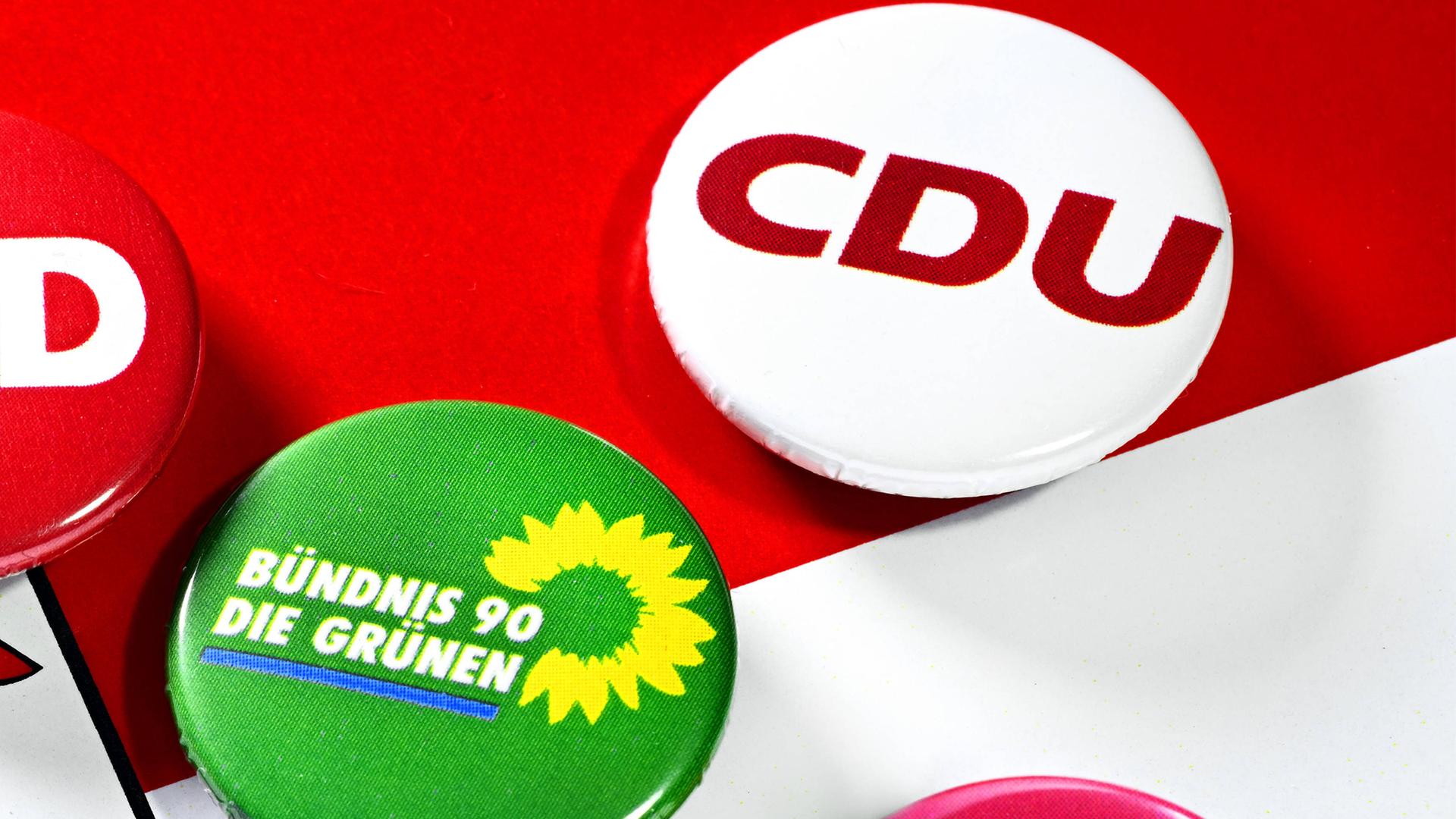 Buttons von den Grünen und der CDU