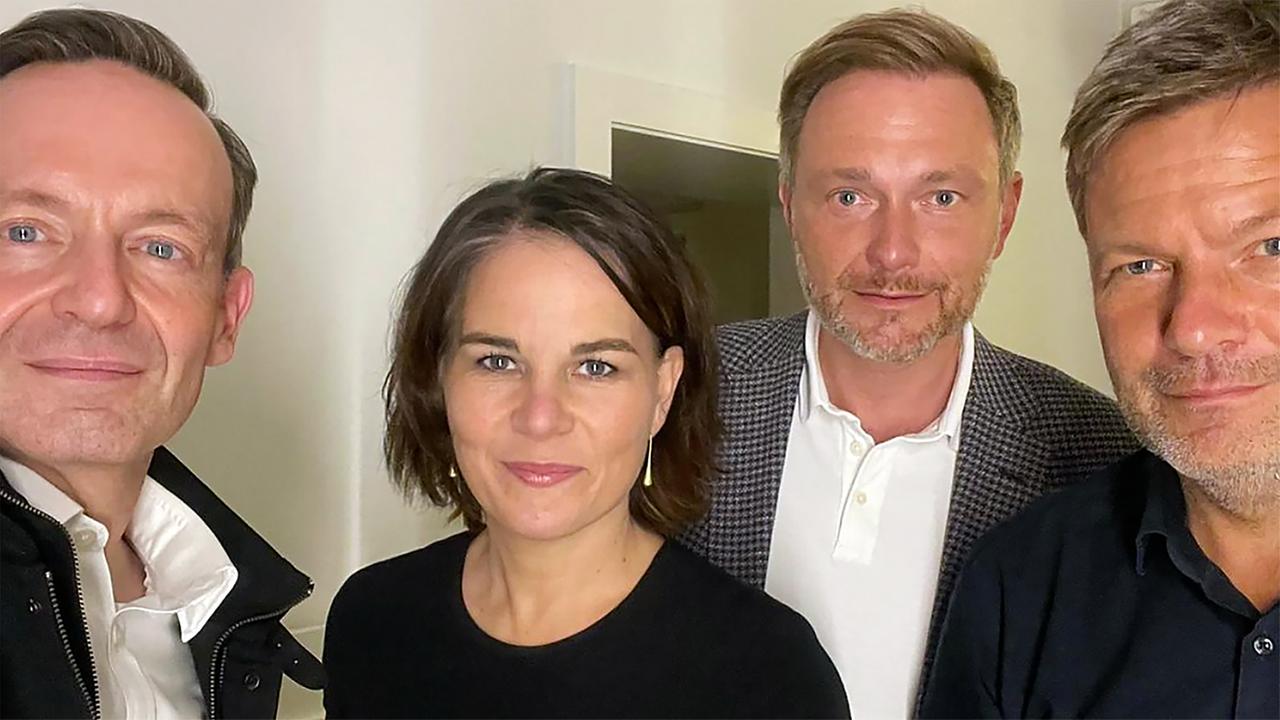 FDP-Chef Christian Lindner und FDP-Generalsekretär Volker Wissing auf einem Selfie mit den Grünen-Parteichefs Annalena Baerbock und Robert Habeck