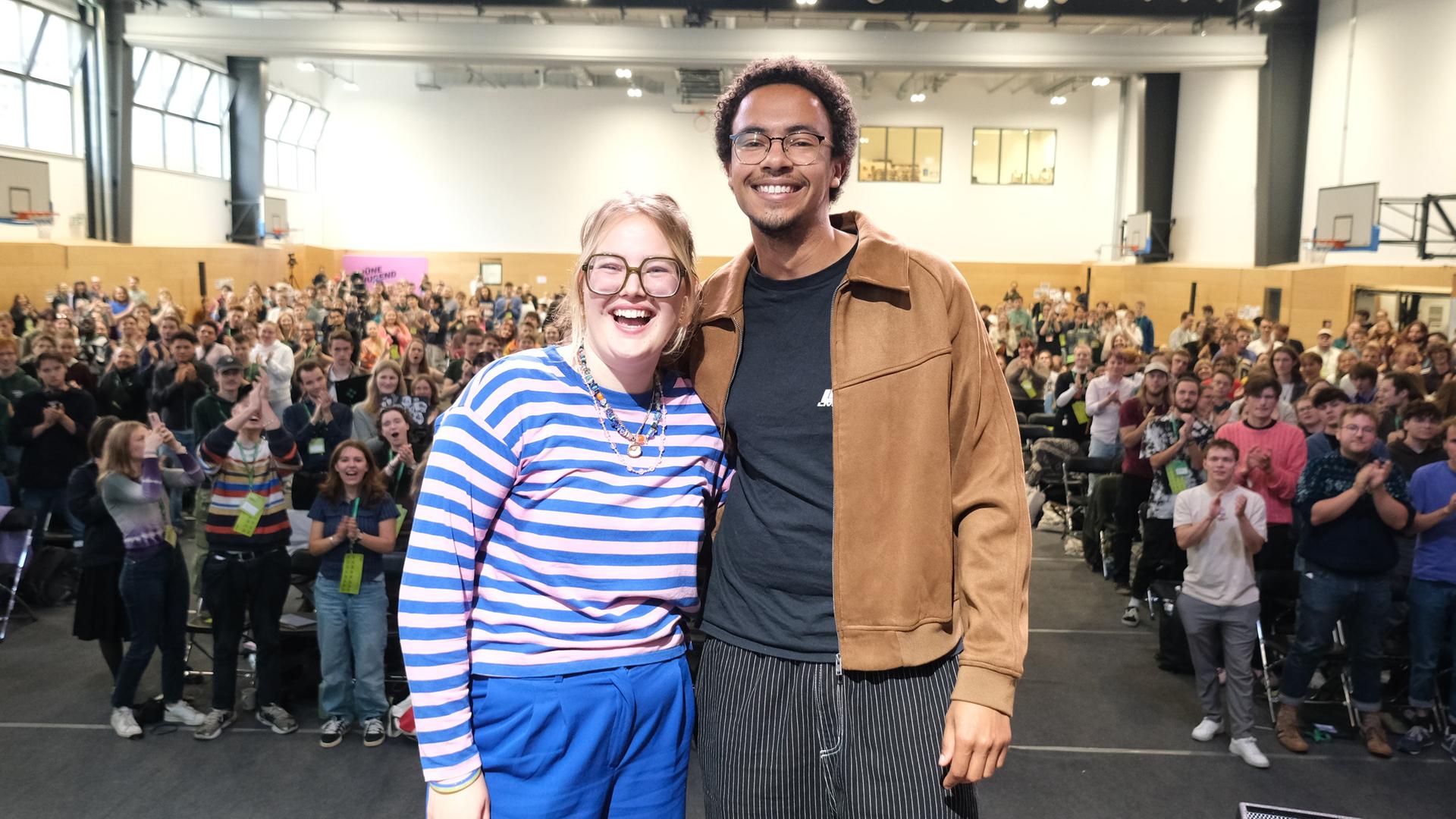 Henriette Held und Luis Bobga, neugewählte Doppelspitze der Grünen Jugend, stehen beim Bundeskongress ihrer Organisation auf der Bühne.