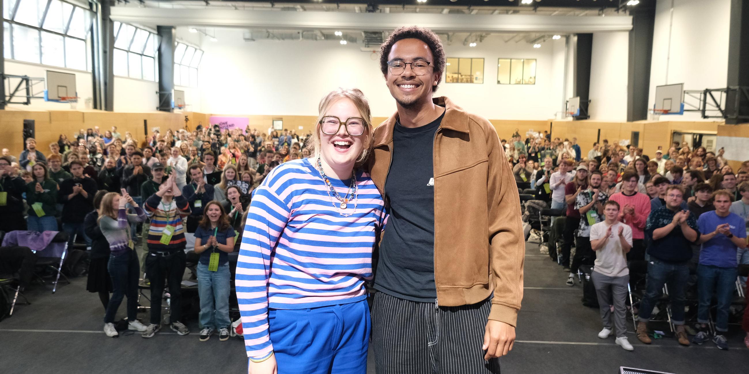 Henriette Held und Luis Bobga, neugewählte Doppelspitze der Grünen Jugend, stehen beim Bundeskongress ihrer Organisation auf der Bühne.