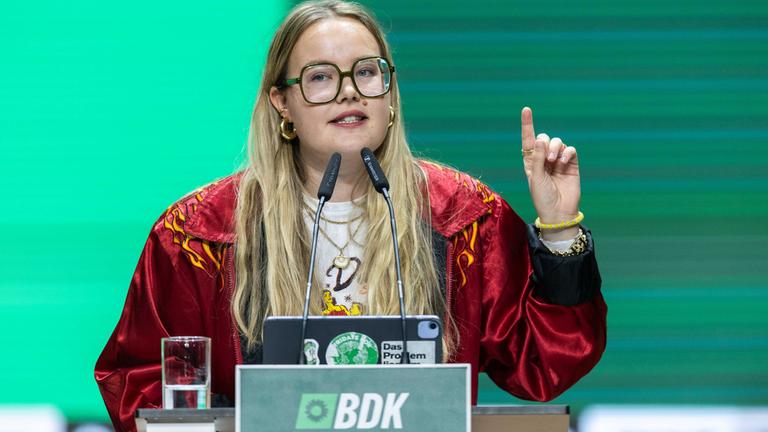 Die Bundessprecherin der Grüne Jugend, Henriette Held bei ihrer Rede.