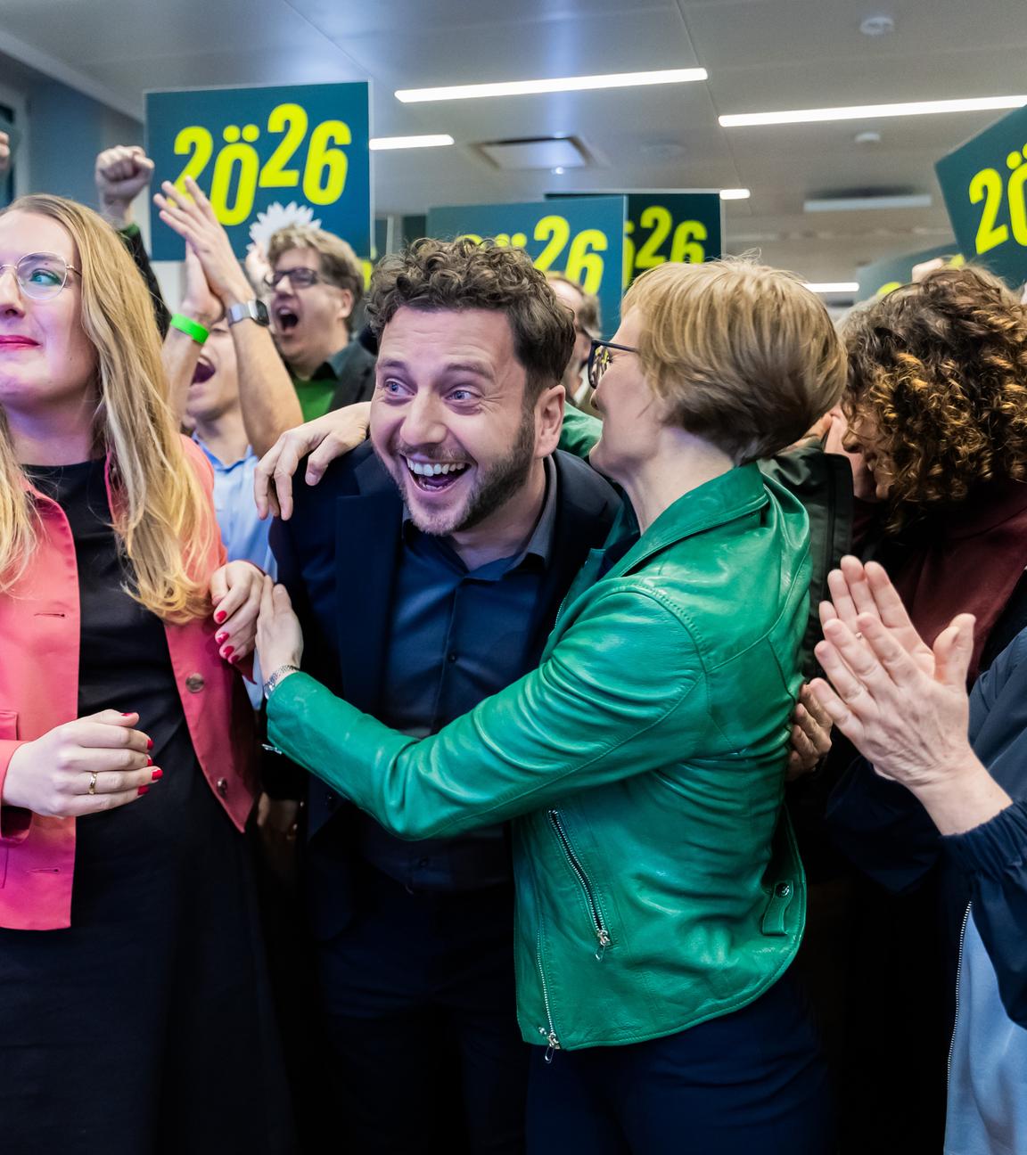 08.03.2026, Berlin: Britta Haßelmann (r-l), Vorsitzende der Bundestagsfraktion von Bündnis 90/Die Grünen, Franziska Brantner, Bundesvorsitzende von Bündnis 90/Die Grünen, Felix Banaszak, Bundesvorsitzender von Bündnis 90/Die Grünen, und Katharina Dröge, Vorsitzende der Bundestagsfraktion von Bündnis 90/Die Grünen, reagieren bei der Wahlparty der Bundesspitze von Bündnis 90/Die Grünen in der Berliner Parteizentrale auf die ersten Hochrechnungen.
