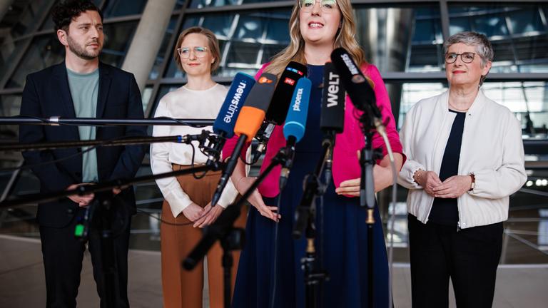Die Grünen geben eine Presseerklärung vor einer Fraktionssitzung im Deutschen Bundestag ab.