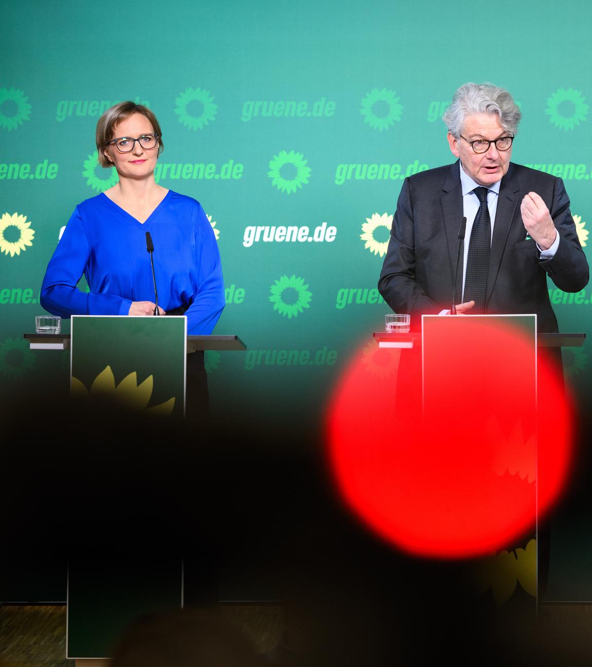 Franziska Brantner, Felix Banaszak, und Thierry Breton äußern sich bei einer Pressekonferenz