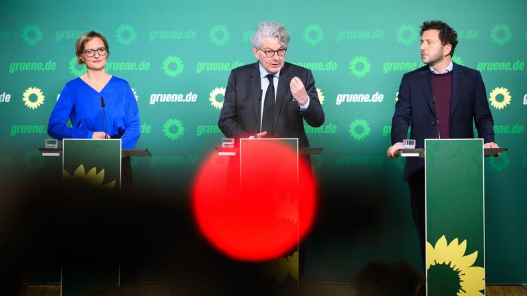 Franziska Brantner, Felix Banaszak, und Thierry Breton äußern sich bei einer Pressekonferenz
