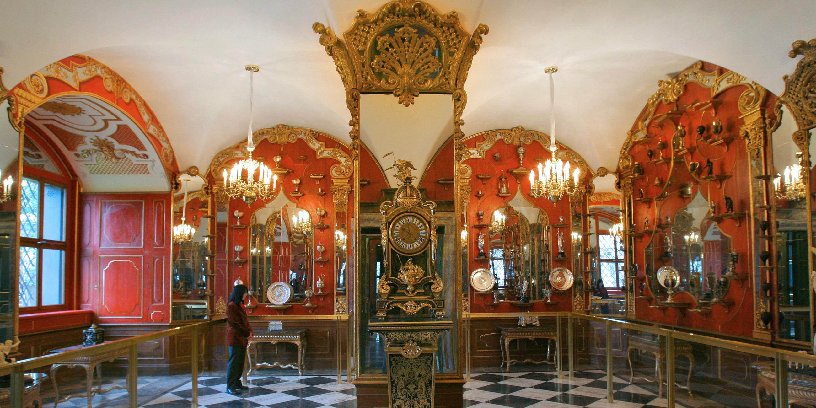Blick in das Weißsilberzimmer im Grünen Gewölbe im Dresdner Schloss