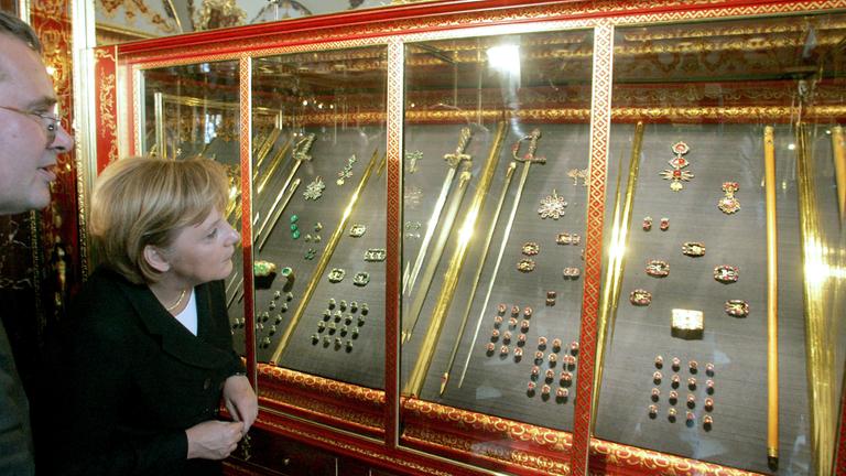 Kanzlerin Merkel neben Museumsdirektor Dirk Syndram während ihres Besuchs im Grünen Gewölbe