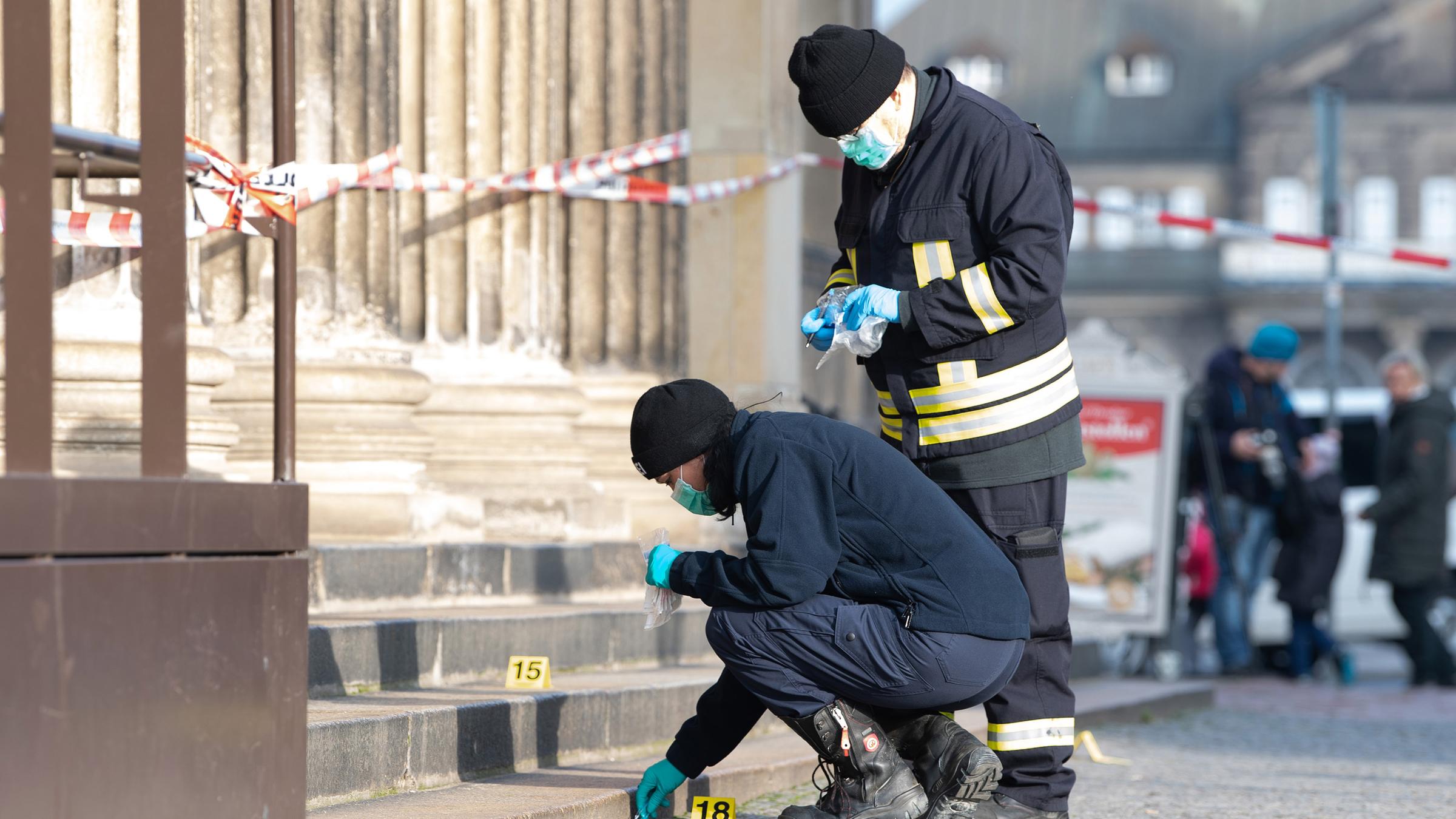 Polizisten bei Untersuchungen zum Einbruch in Dresdens Schatzkammer "Grünes Gewölbe"
