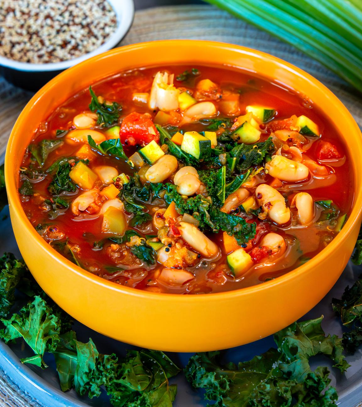 Grünkohl-Gemüsesuppe mit Grünkohlchips