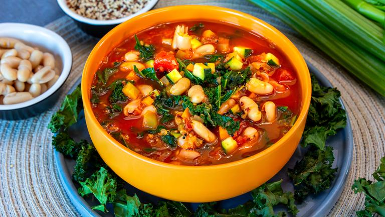 Grünkohl-Gemüsesuppe mit Grünkohlchips