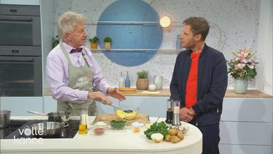Armin Roßmeier mit Florian Weiss in der "Volle Kanne"-Küche.