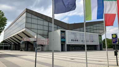 Flaggen wehen vor der Grugahalle in Essen am 05.06.2024