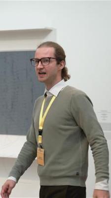 Künstler Carl Brandi alias Joseph Langelinck als Museumsguide im Kunstpalast Düsseldorf.
