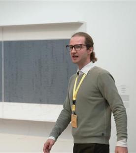 Künstler Carl Brandi alias Joseph Langelinck als Museumsguide im Kunstpalast Düsseldorf.