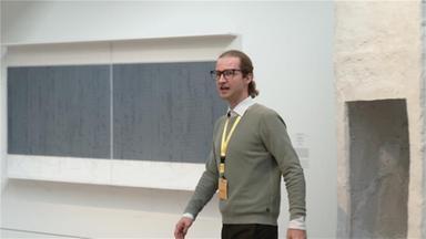 Künstler Carl Brandi alias Joseph Langelinck als Museumsguide im Kunstpalast Düsseldorf.