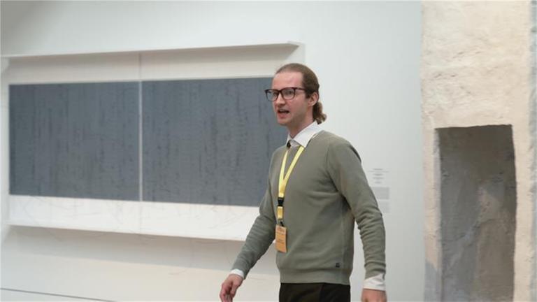 Künstler Carl Brandi alias Joseph Langelinck als Museumsguide im Kunstpalast Düsseldorf.