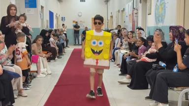 Ein türkischer Schüler in einem selbstgemachten Spongebob-Kostüm