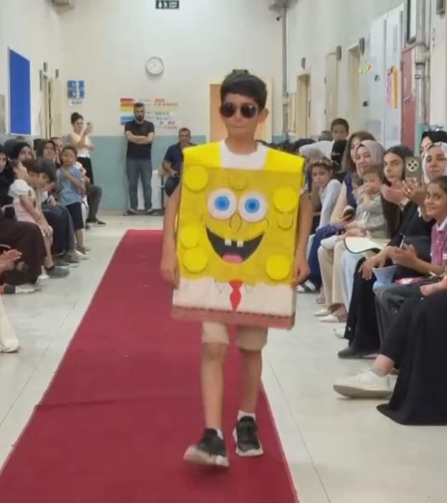 Ein türkischer Schüler in einem selbstgemachten Spongebob-Kostüm