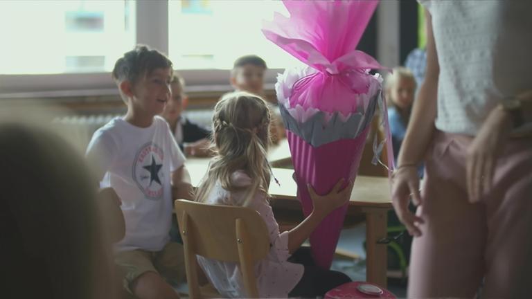 Auf dem Bild sieht man Kinder in der Schule.