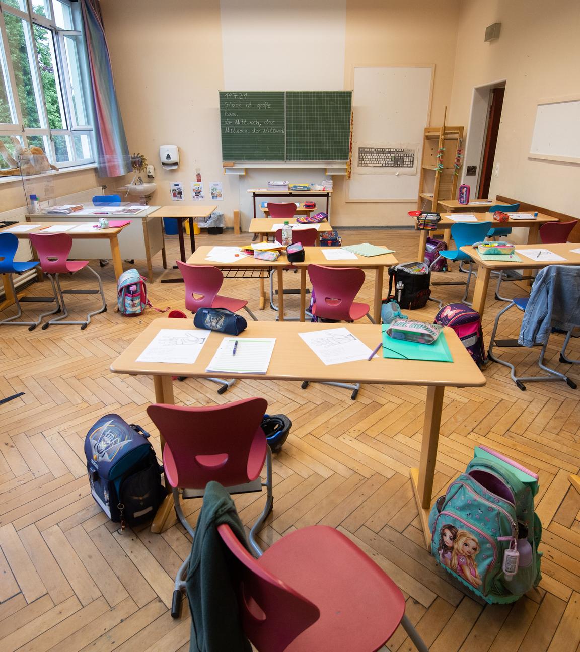 Schulranzen stehen in einem Klassenraum der Altstädter Grundschule in Celle. 