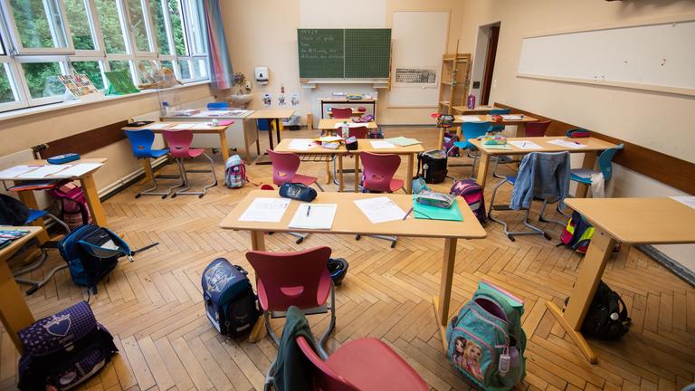 Schulranzen stehen in einem Klassenraum der Altstädter Grundschule in Celle. 