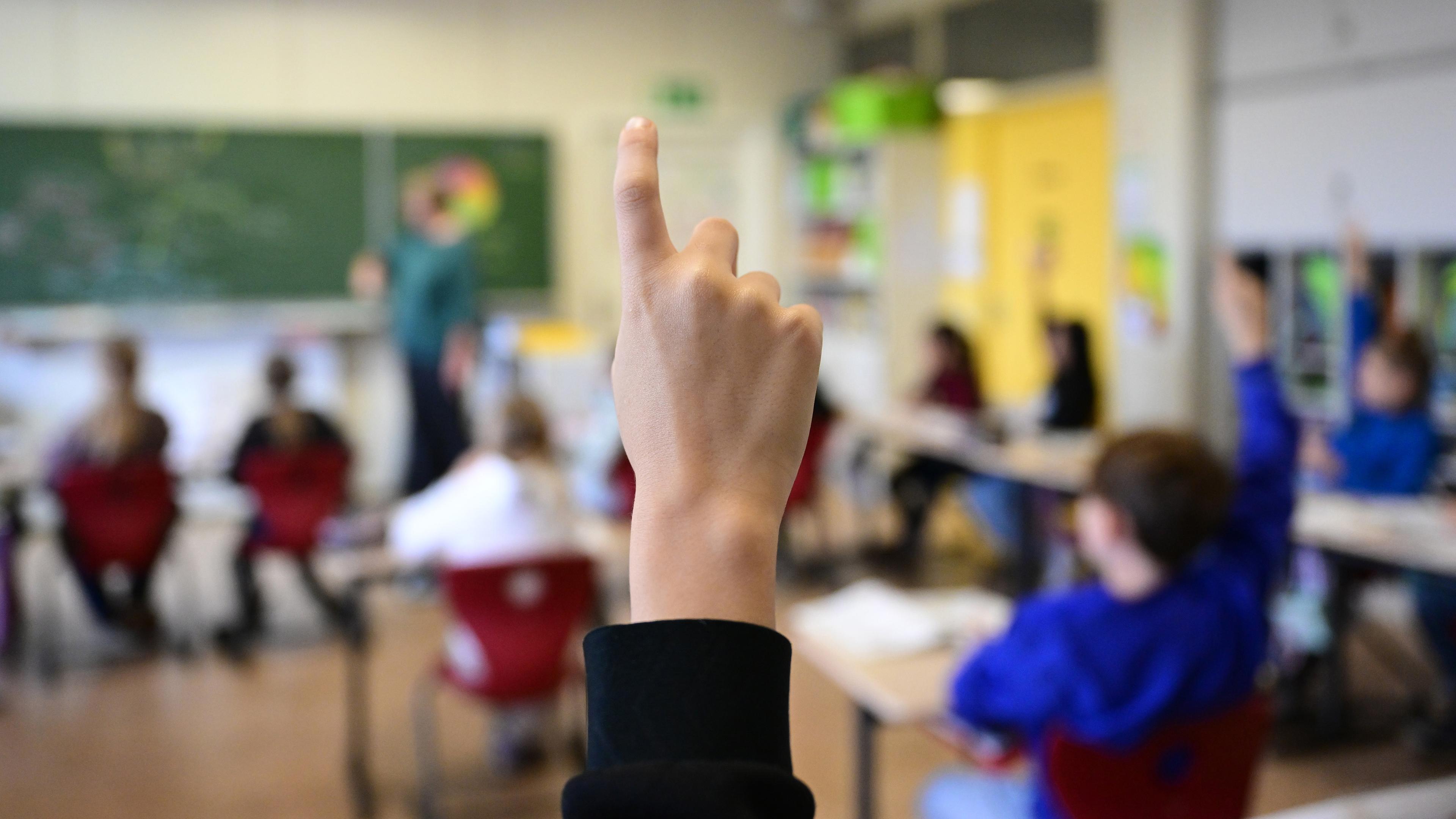 Baden-Württemberg, Stuttgart: Schüler melden sich in einer vierten Klasse in einer Grundschule in Stuttgart.