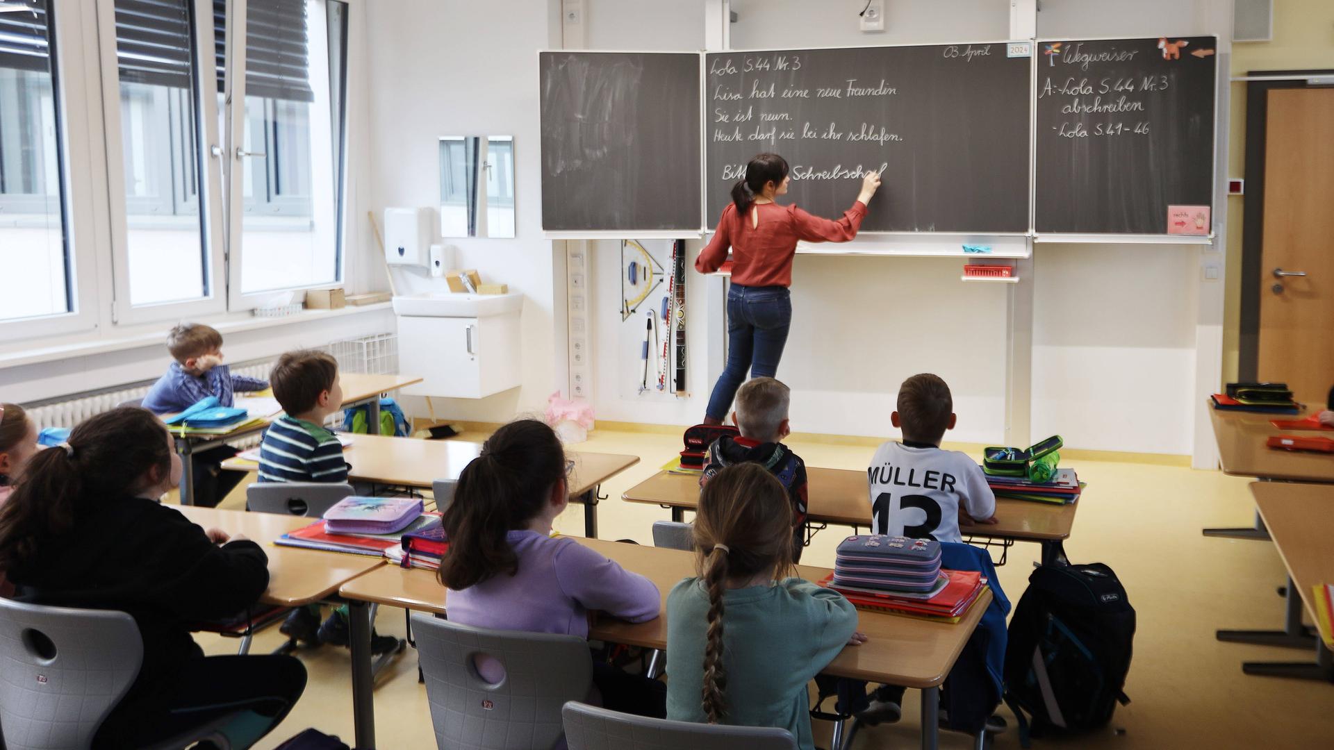 An der Hans-Christian Andersen Grundschule in Trotha unterrichtet eine Lehrerin ihre Schulklasse am 03.04.2024.