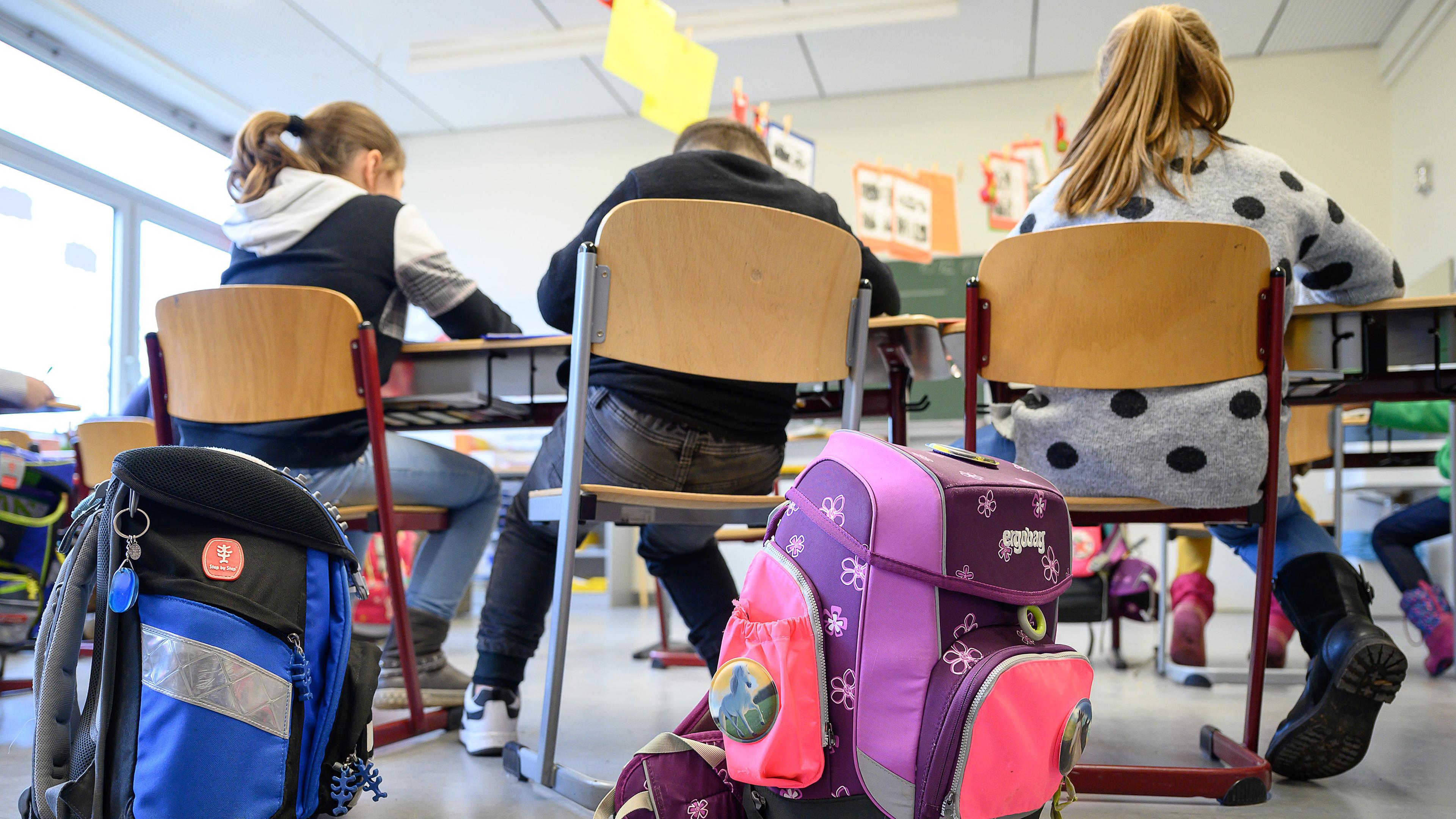 Archiv: Schulranzen stehen in einer Grundschule