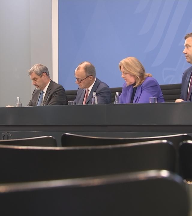 Pressekonferenz der Regierung