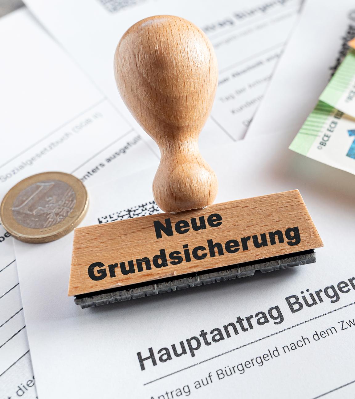 Antrag auf Bürgergeld, darüber ein Stempel mit der Aufschrift "Neue Grundsicherung".