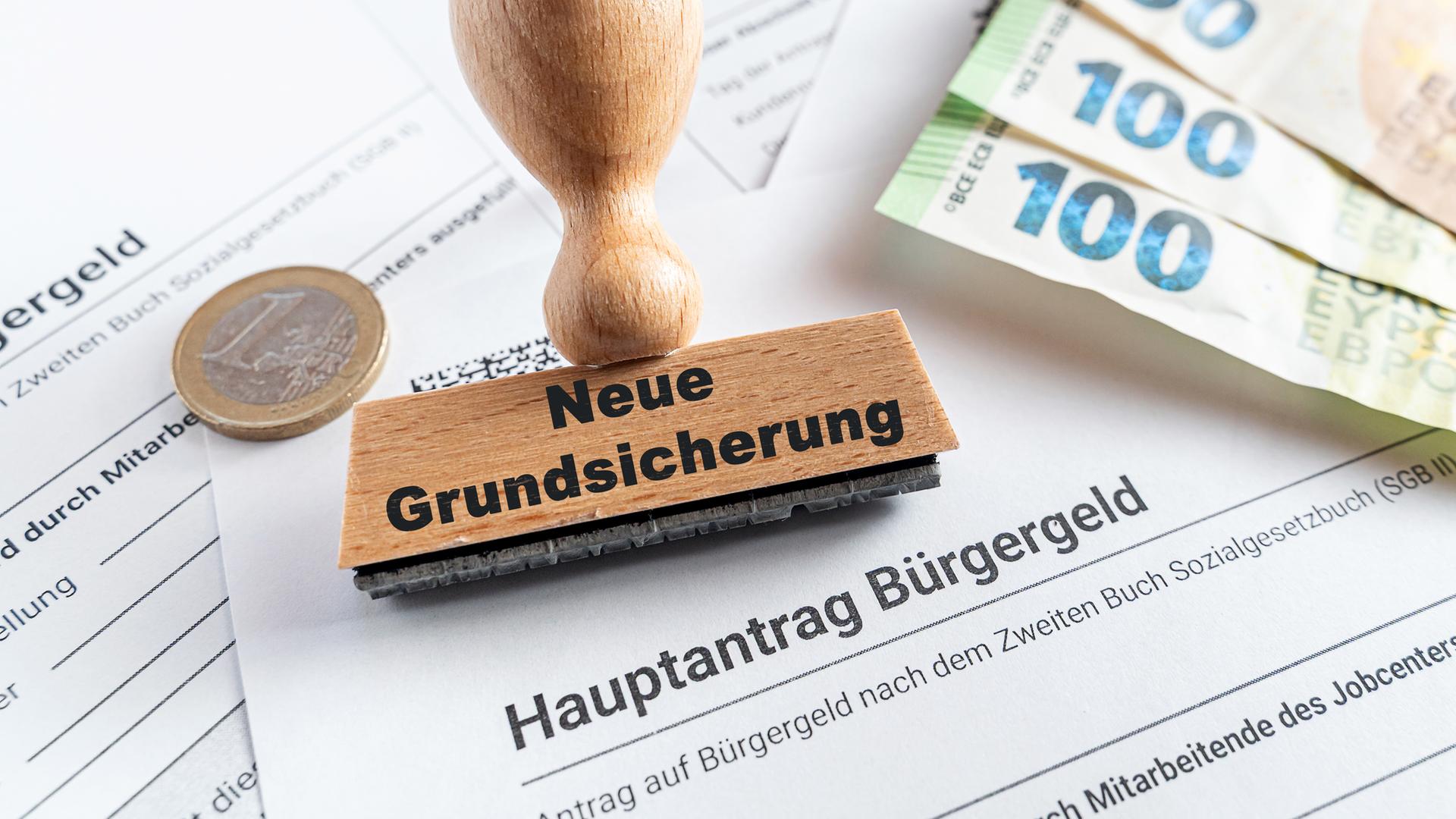 Antrag auf Bürgergeld, darüber ein Stempel mit der Aufschrift "Neue Grundsicherung".